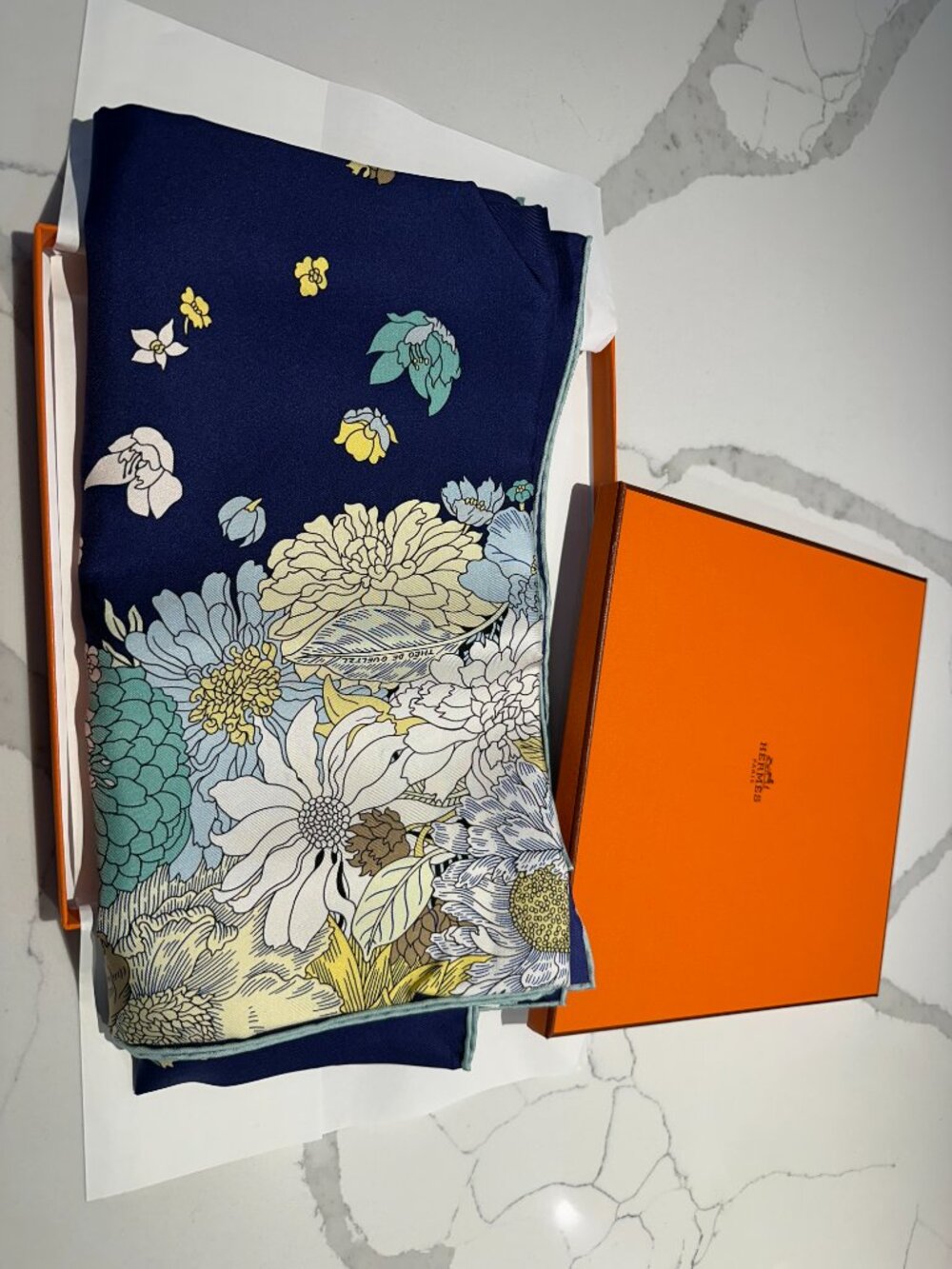 NWT & Original Box - Hermes Shawl Scarf Robe Legere Stole Navy Floral Animal Sil - Picture 2 of 5